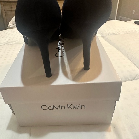 Calvin Klein Callia Navy Suede High Heeled Shoes Size 7M NIB - Picture 3 of 6